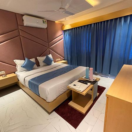 Hotel Phoniex Ahmedabad Buitenkant foto