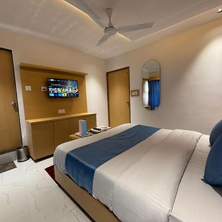 Hotel Phoniex Ahmedabad Buitenkant foto