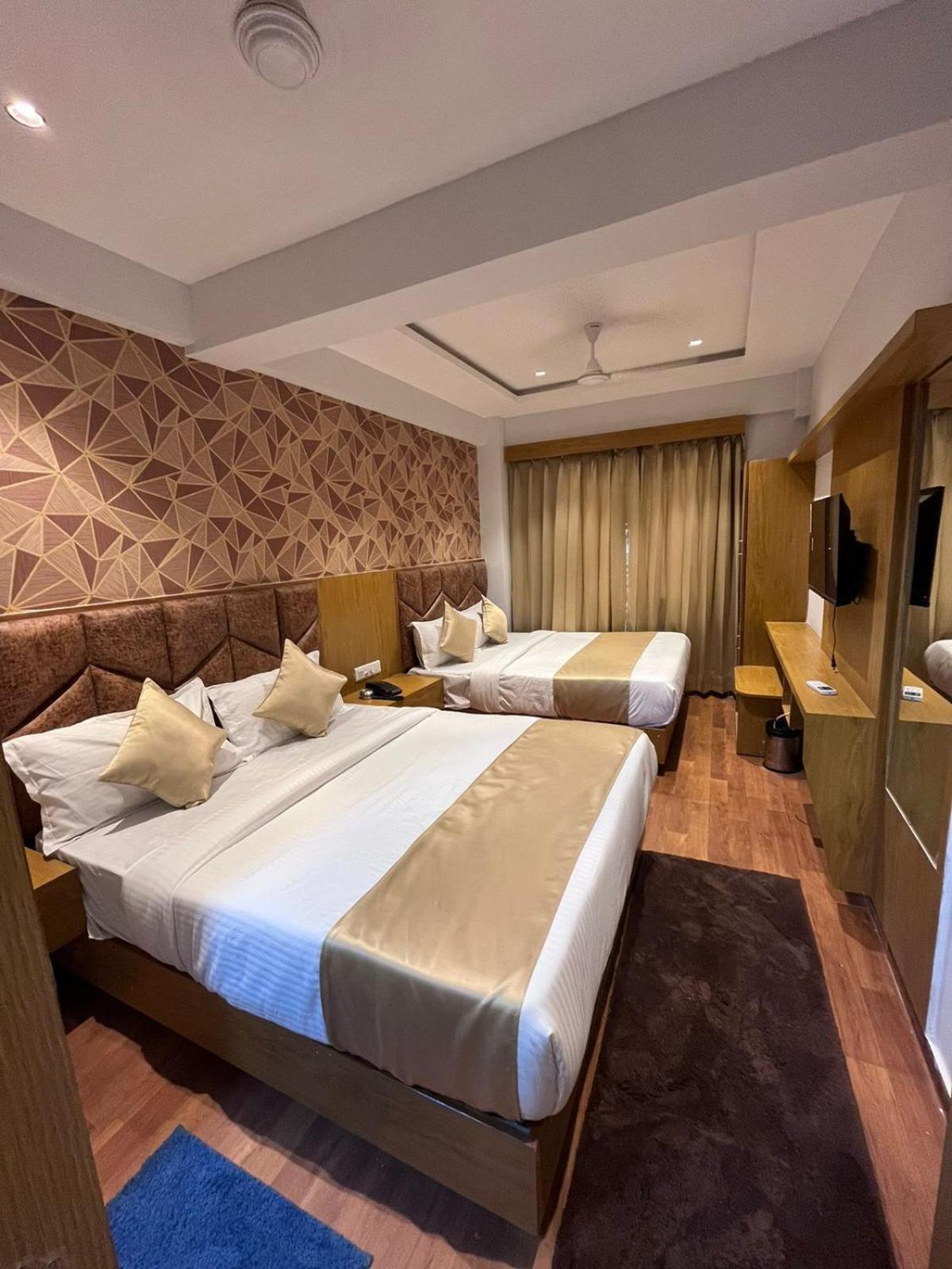 Hotel Phoniex Ahmedabad Kamer foto