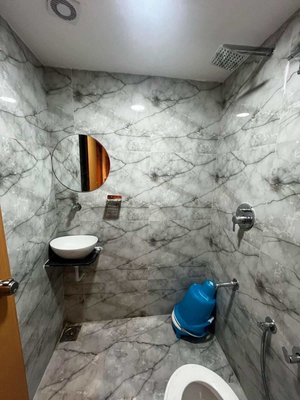 Hotel Phoniex Ahmedabad Buitenkant foto