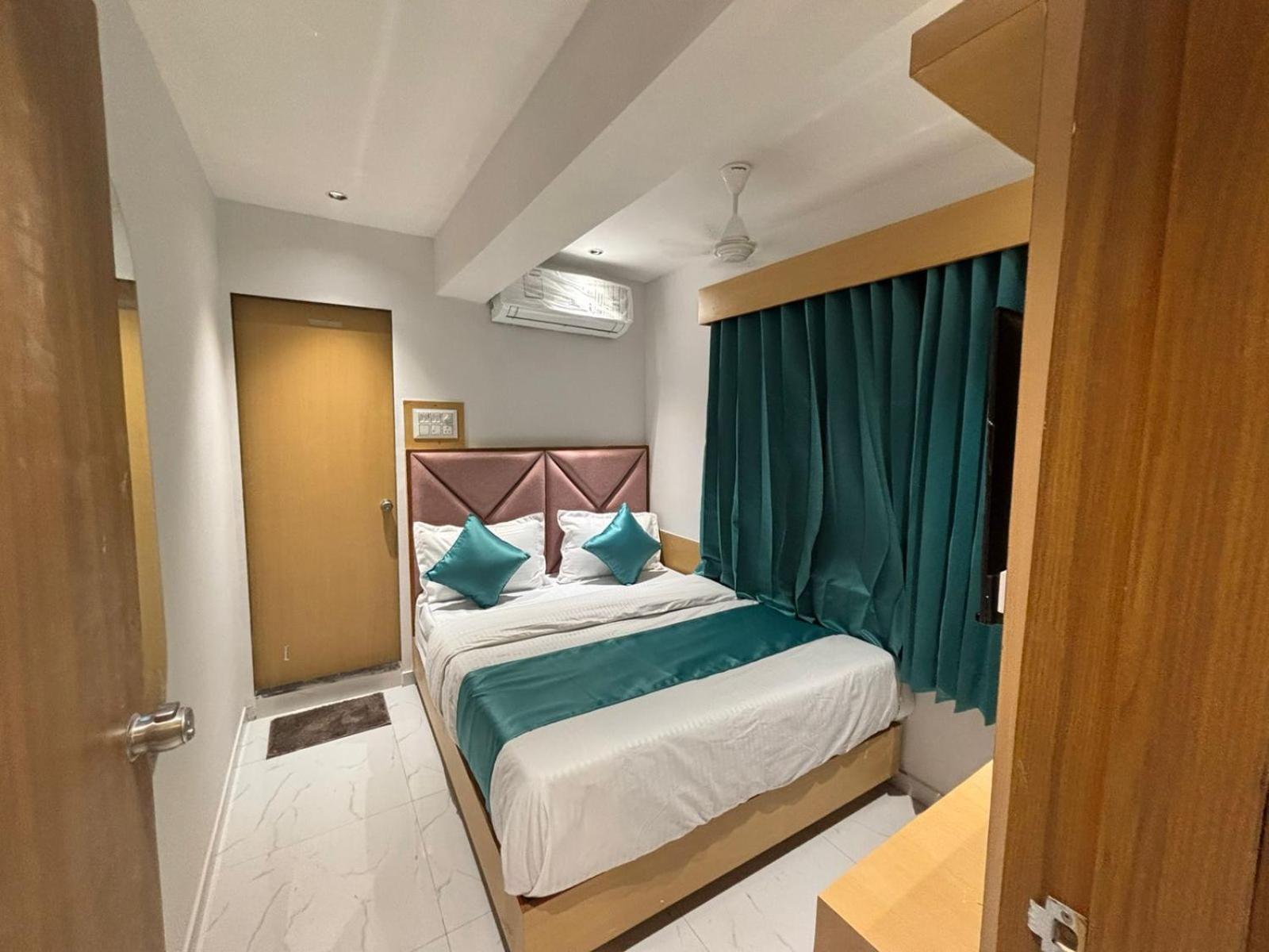 Hotel Phoniex Ahmedabad Buitenkant foto