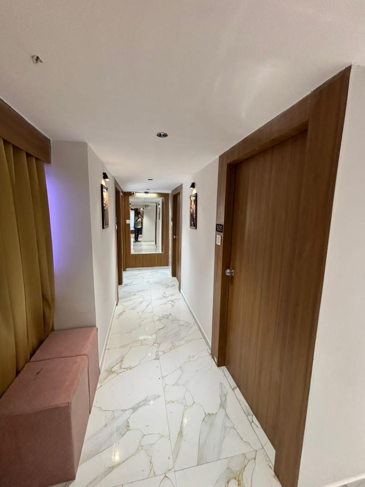 Hotel Phoniex Ahmedabad Buitenkant foto