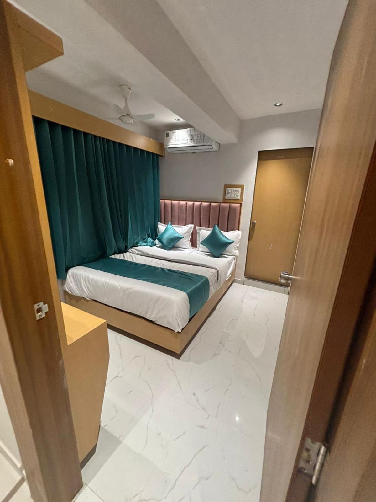 Hotel Phoniex Ahmedabad Buitenkant foto