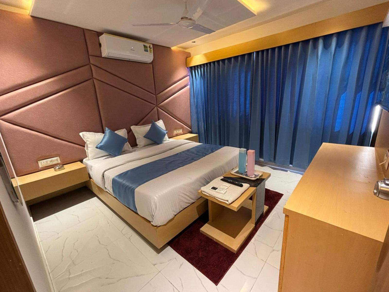 Hotel Phoniex Ahmedabad Buitenkant foto