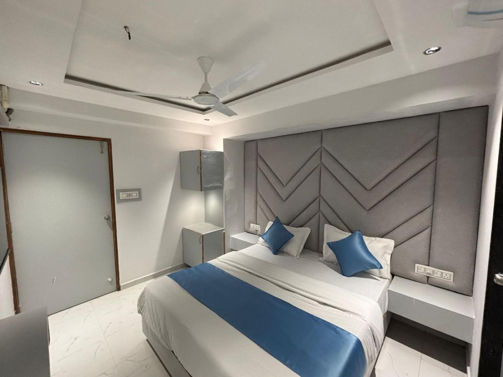 Hotel Phoniex Ahmedabad Buitenkant foto