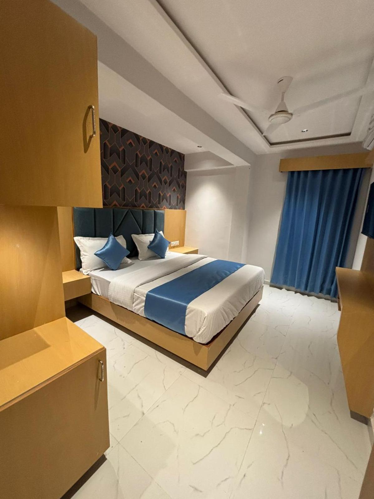 Hotel Phoniex Ahmedabad Buitenkant foto
