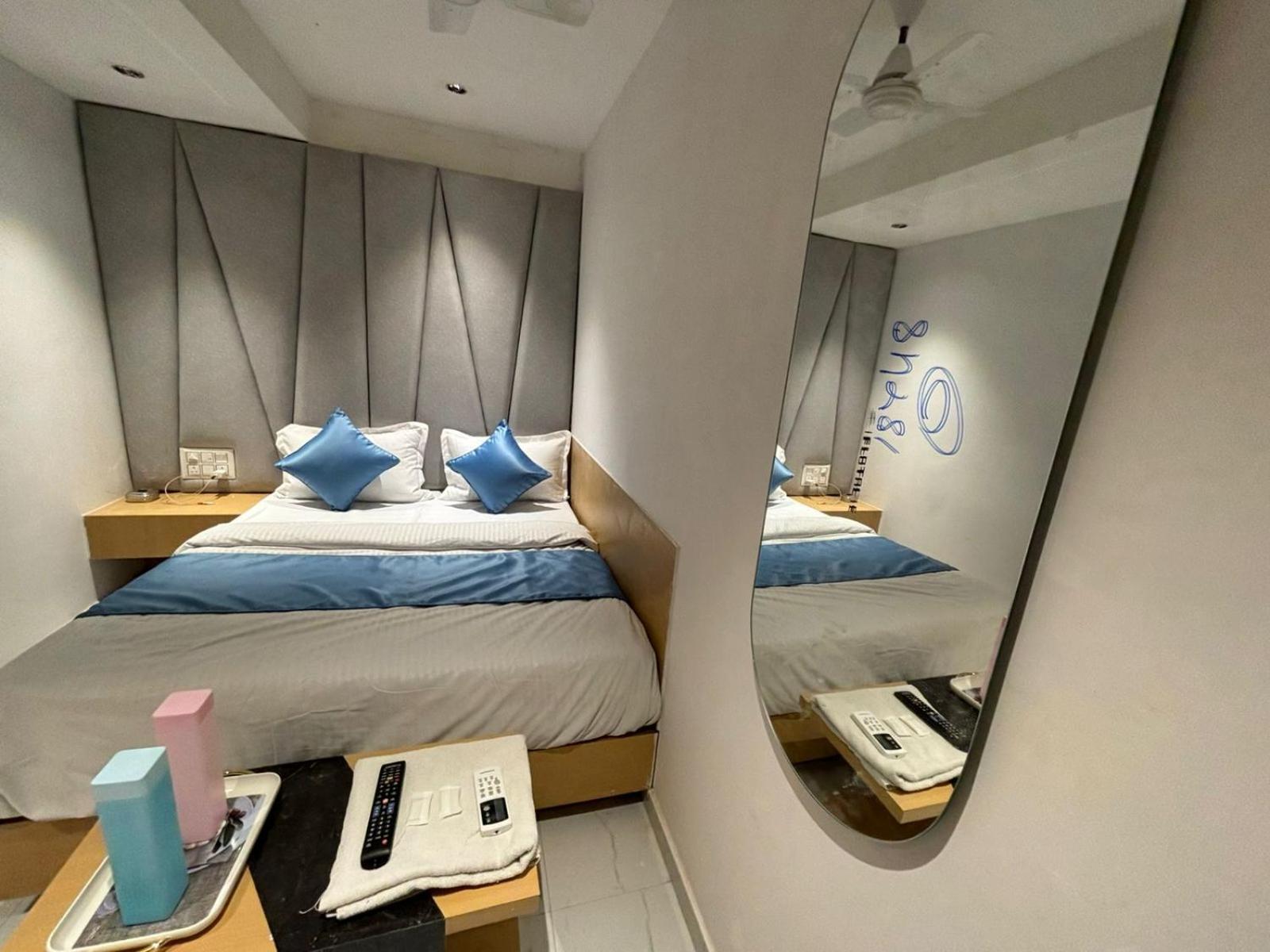Hotel Phoniex Ahmedabad Buitenkant foto
