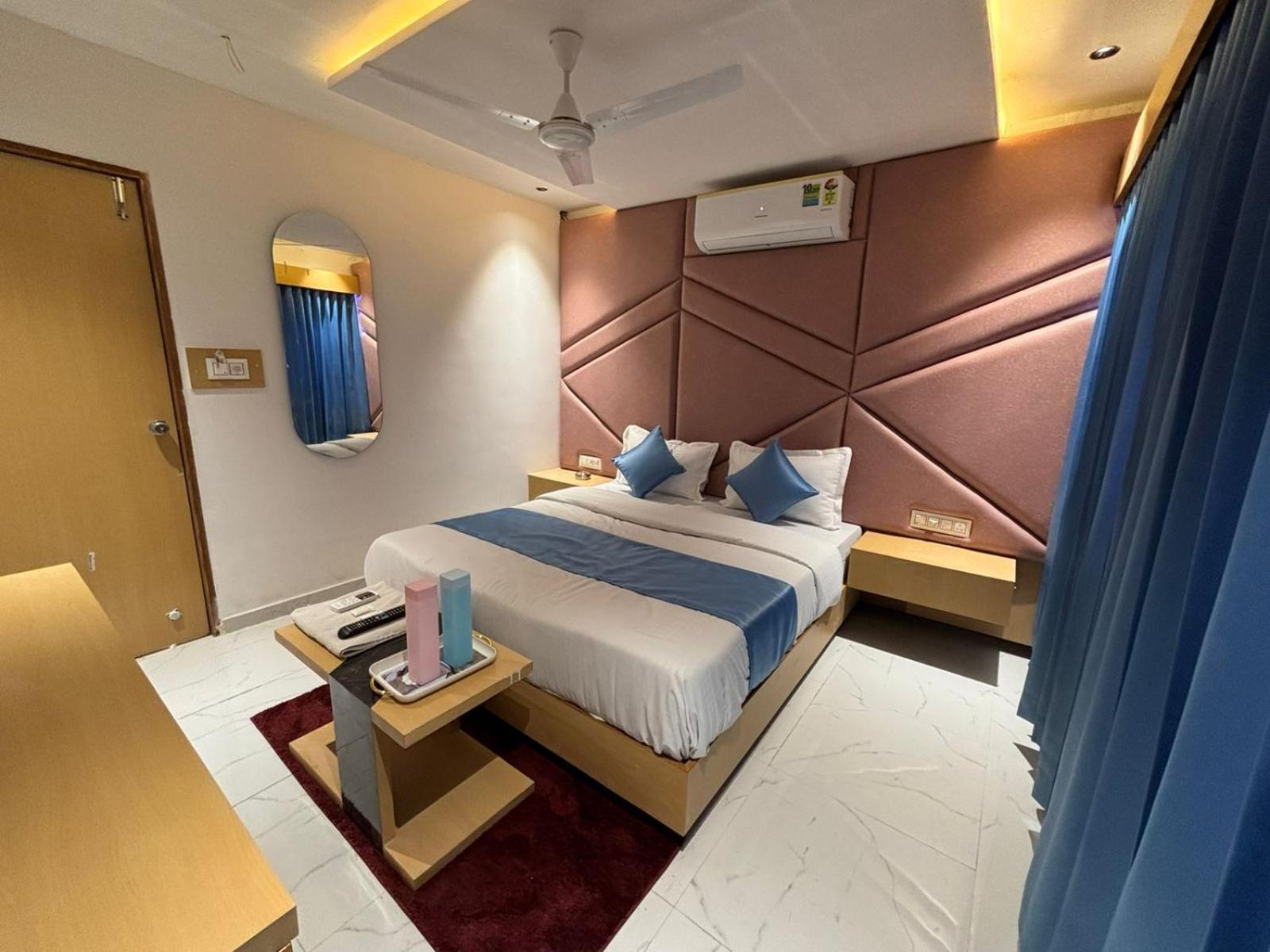 Hotel Phoniex Ahmedabad Buitenkant foto
