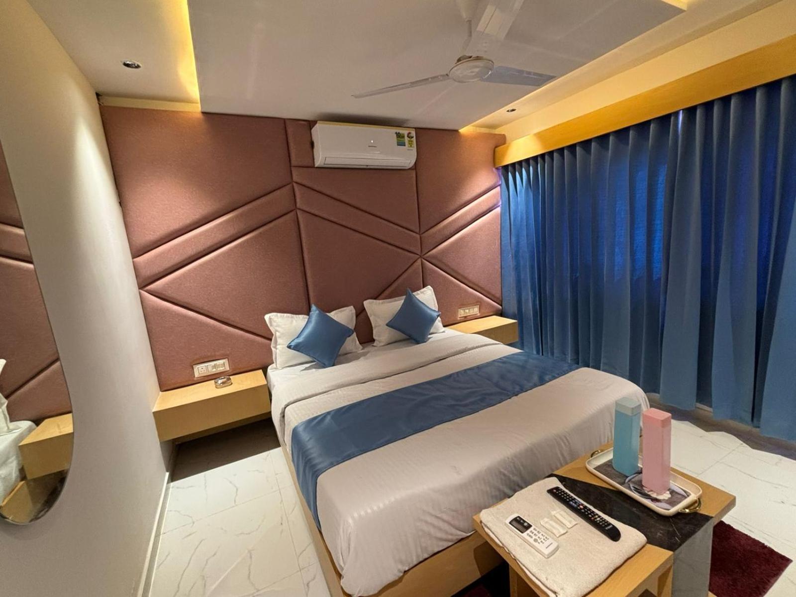 Hotel Phoniex Ahmedabad Buitenkant foto