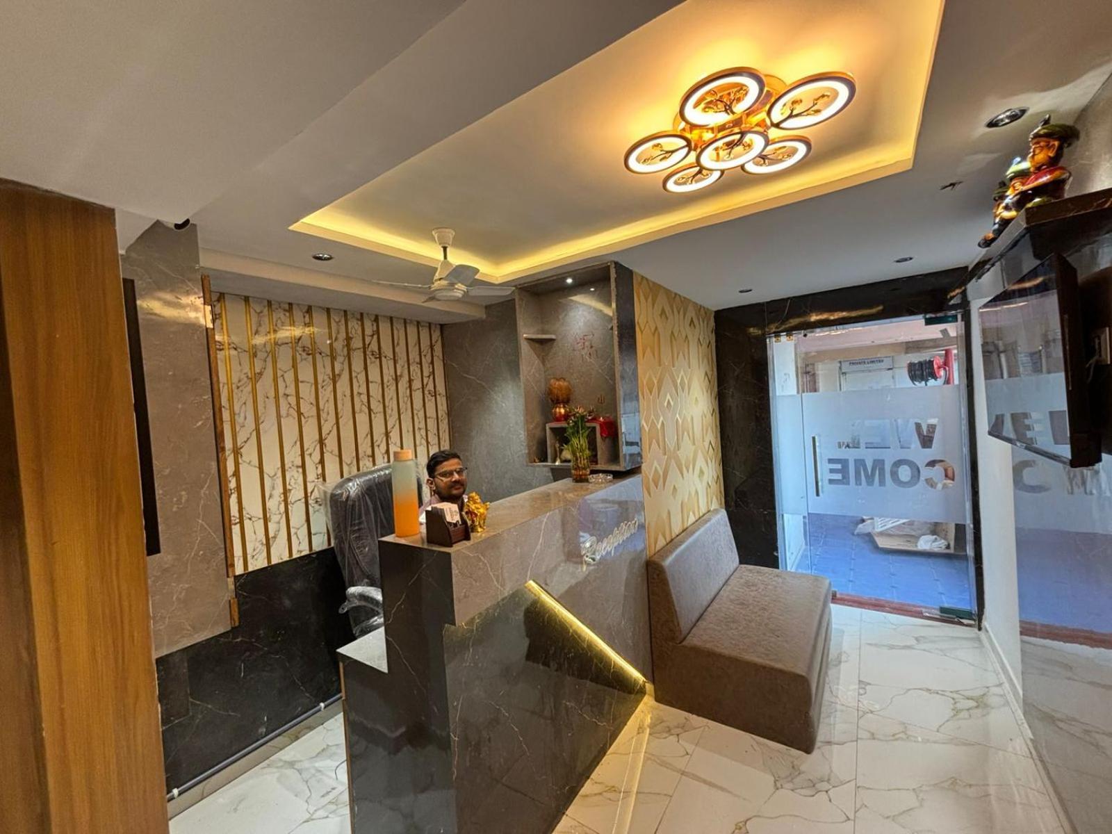 Hotel Phoniex Ahmedabad Buitenkant foto