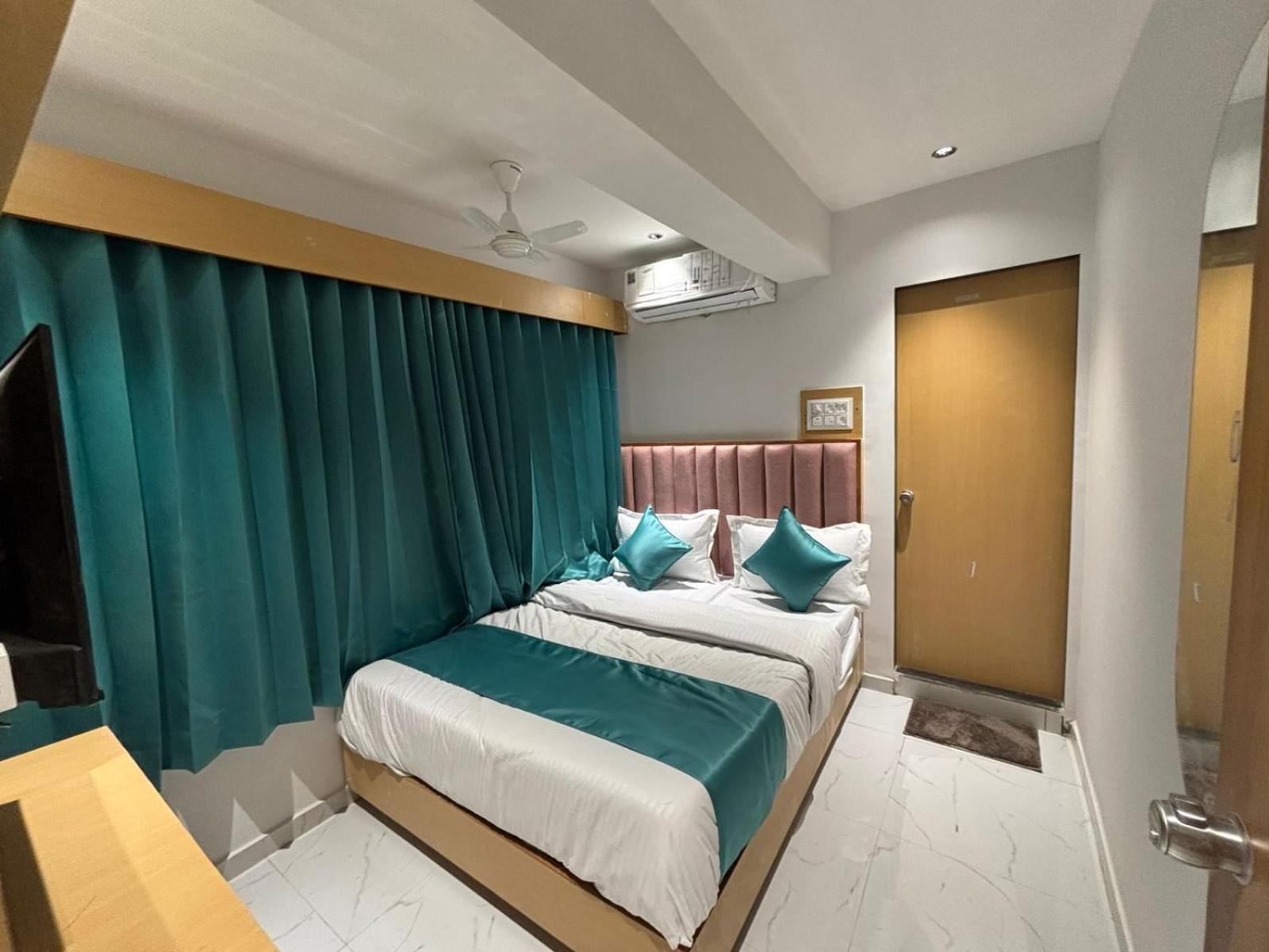Hotel Phoniex Ahmedabad Buitenkant foto