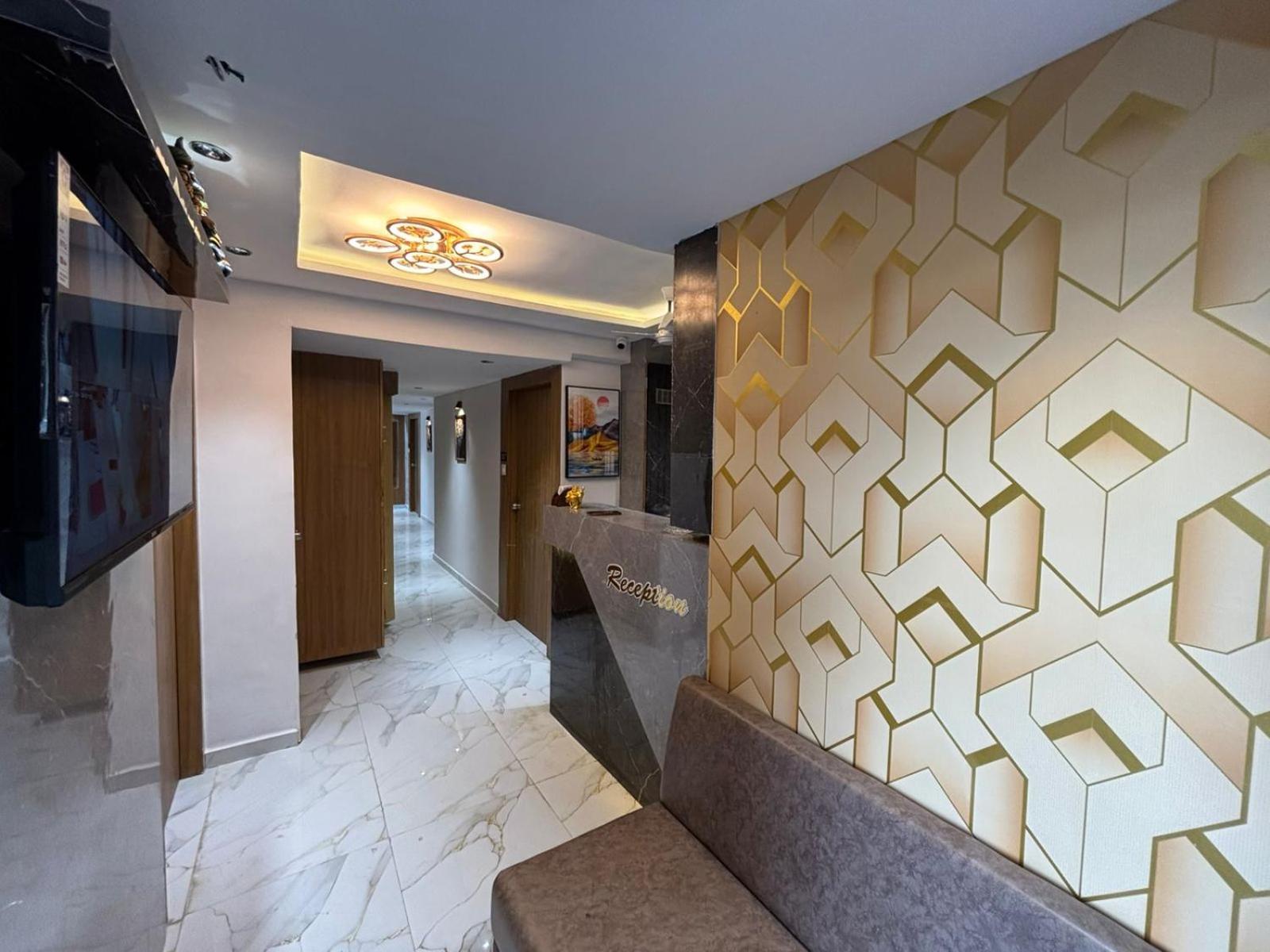 Hotel Phoniex Ahmedabad Buitenkant foto
