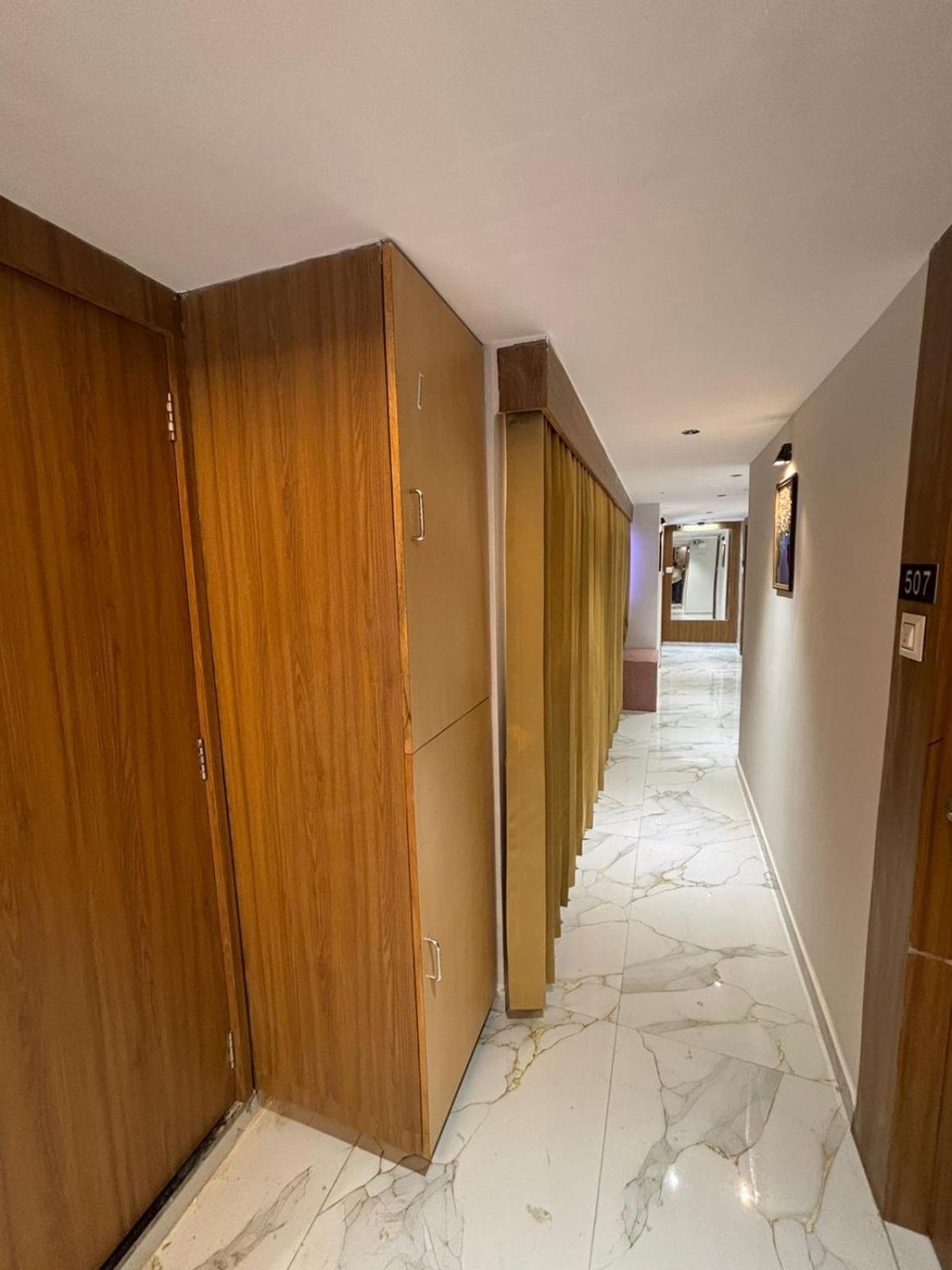 Hotel Phoniex Ahmedabad Buitenkant foto