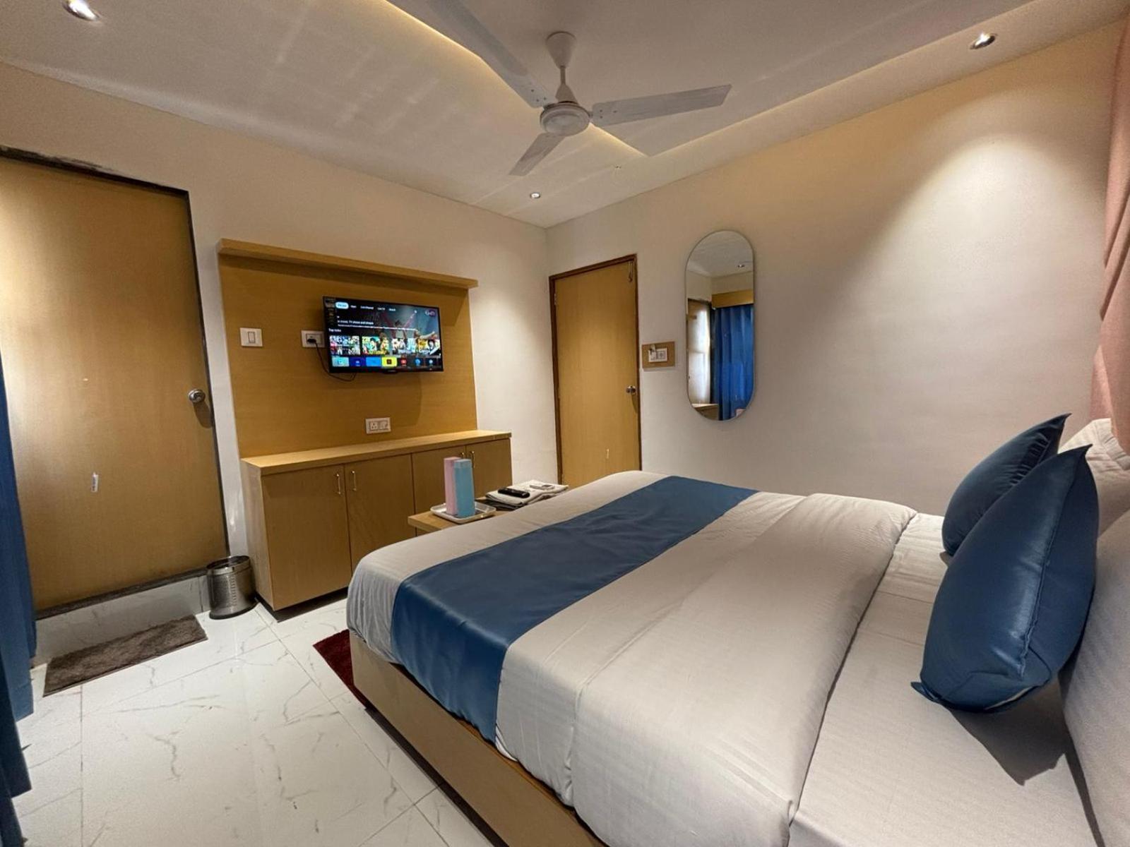 Hotel Phoniex Ahmedabad Buitenkant foto