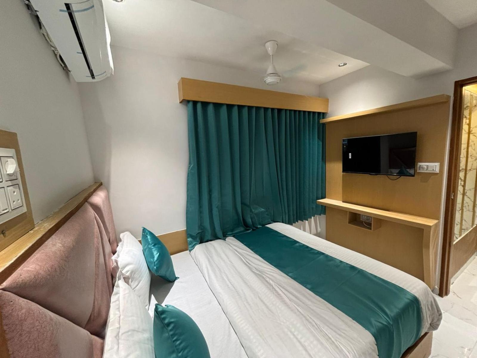 Hotel Phoniex Ahmedabad Buitenkant foto