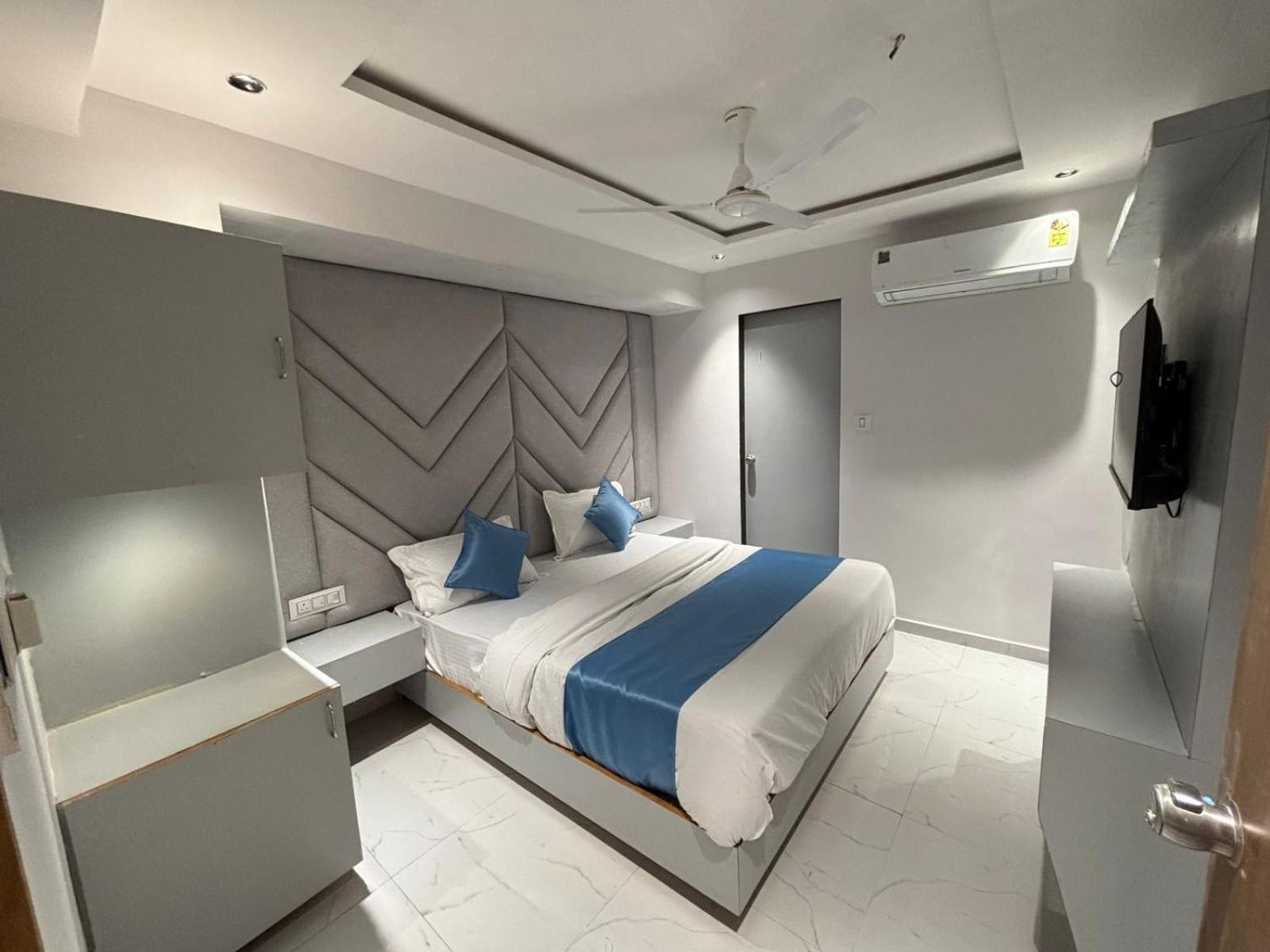 Hotel Phoniex Ahmedabad Buitenkant foto