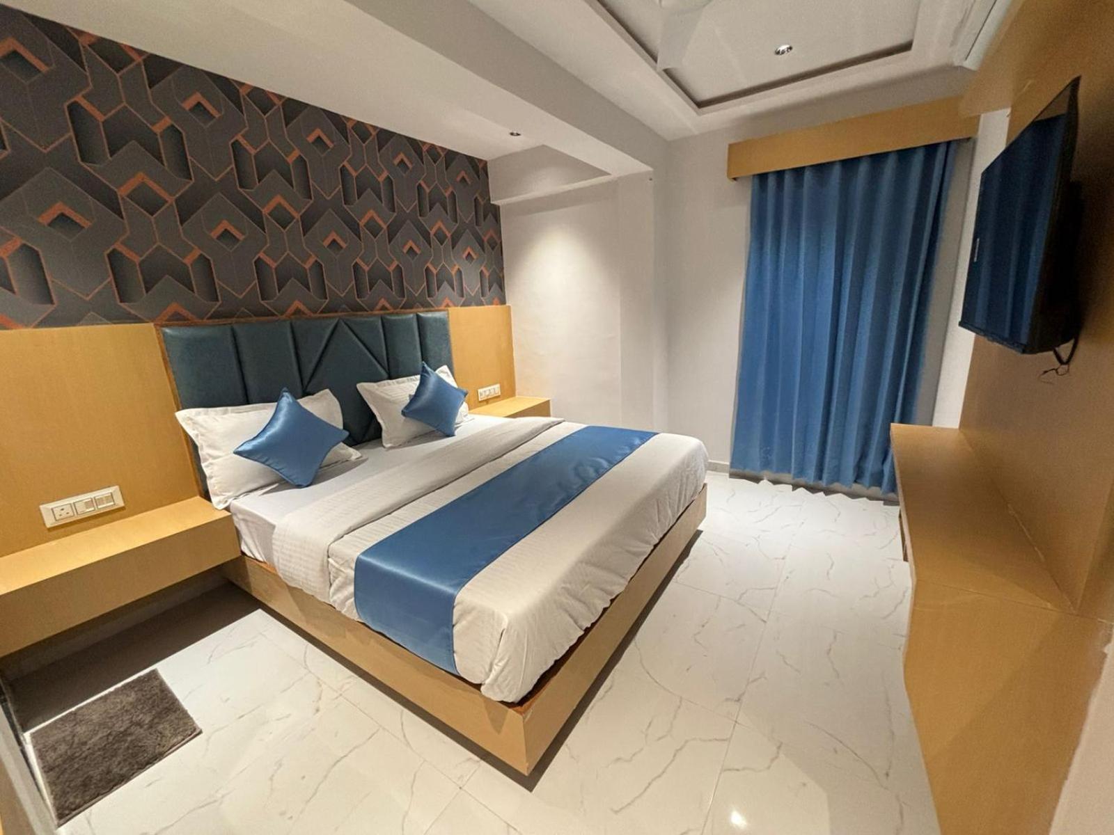 Hotel Phoniex Ahmedabad Buitenkant foto