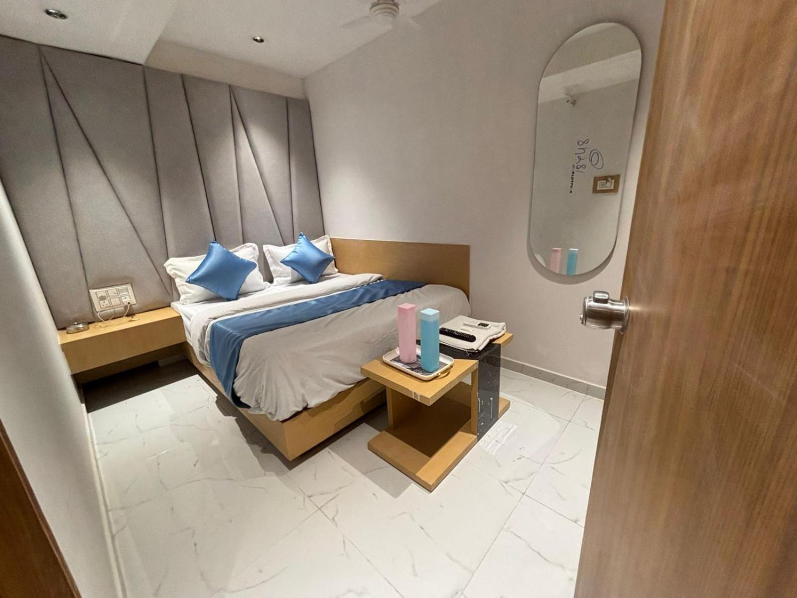 Hotel Phoniex Ahmedabad Buitenkant foto